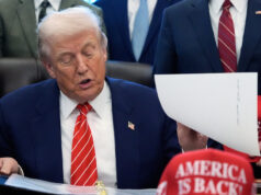 Índice de aprovação de Trump cai para o mínimo do segundo mandato Pessoas se reúnem para um memorial em homenagem a Renee Good, que foi morta a tiros por um agente federal, em Minneapolis, sábado, 7 de fevereiro de 2026,. (Foto AP/Ryan Murphy)