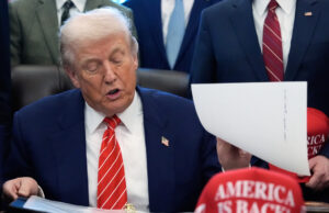 Índice de aprovação de Trump cai para o mínimo do segundo mandato Pessoas se reúnem para um memorial em homenagem a Renee Good, que foi morta a tiros por um agente federal, em Minneapolis, sábado, 7 de fevereiro de 2026,. (Foto AP/Ryan Murphy)