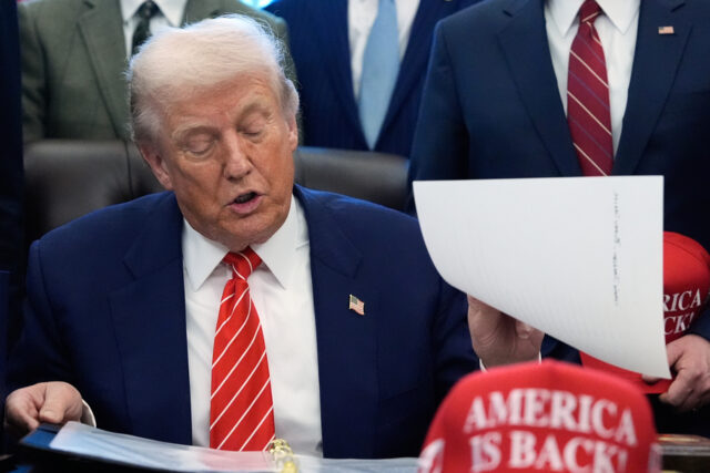 Pessoas se reúnem para um memorial em homenagem a Renee Good, que foi morta a tiros por um agente federal, em Minneapolis, sábado, 7 de fevereiro de 2026,. (Foto AP/Ryan Murphy)