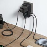 Adaptador de viagem Anker Nano na mesa à beira-mar