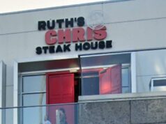 ‘Infestação de vermes’ fecha o popular restaurante Ruth’s Chris Steakhouse em Marina Del Rey ‘ Ruth's Chris Steak House com entrada dupla vermelha e duas pessoas em pé em uma varanda abaixo do restaurante.