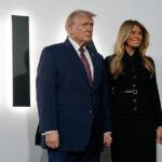 A primeira-dama Melania Trump sai do palco depois de falar antes da estreia de seu filme