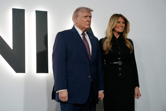 A primeira-dama Melania Trump sai do palco depois de falar antes da estreia de seu filme 