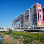 SANTA CLARA, CA - 1º DE NOVEMBRO: Cassius Marsh (54), do San Francisco 49ers, comemora um sack contra o Oakland Raiders no segundo quarto no Levi's Stadium em Santa Clara, Califórnia, na quinta-feira, 1º de novembro de 2018. (Nhat V. Meyer/Bay Area News Group)