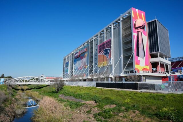 SANTA CLARA, CA - 1º DE NOVEMBRO: Cassius Marsh (54), do San Francisco 49ers, comemora um sack contra o Oakland Raiders no segundo quarto no Levi's Stadium em Santa Clara, Califórnia, na quinta-feira, 1º de novembro de 2018. (Nhat V. Meyer/Bay Area News Group)