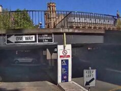 Inspetor demitido após distribuir multas falsas em estacionamento de universidade O empresário Bruno Elias recebeu 14 multas por estacionar ilegalmente no estacionamento Wilson da Universidade de Adelaide.