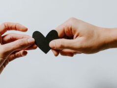 Instagram, YouTube, TikTok e outros concordam em ser avaliados de acordo com os impactos na saúde mental Meta, YouTube, TikTok e outros concordam em ser avaliados de acordo com os impactos na saúde mental | A imagem mostra um coração negro sendo passado de uma mão para outra