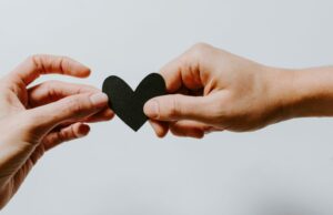 Instagram, YouTube, TikTok e outros concordam em ser avaliados de acordo com os impactos na saúde mental Meta, YouTube, TikTok e outros concordam em ser avaliados de acordo com os impactos na saúde mental | A imagem mostra um coração negro sendo passado de uma mão para outra