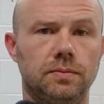 Treinador de ginástica em instalação aclamada é preso sob acusação de pornografia infantil e acusado de abuso sexual