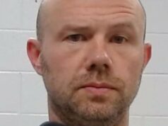 Instrutor de patinação no gelo do Texas é acusado de agressão sexual infantil Treinador de ginástica em instalação aclamada é preso sob acusação de pornografia infantil e acusado de abuso sexual