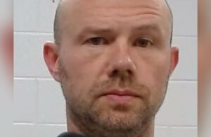 Instrutor de patinação no gelo do Texas é acusado de agressão sexual infantil Treinador de ginástica em instalação aclamada é preso sob acusação de pornografia infantil e acusado de abuso sexual