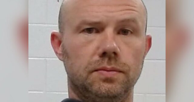 Treinador de ginástica em instalação aclamada é preso sob acusação de pornografia infantil e acusado de abuso sexual