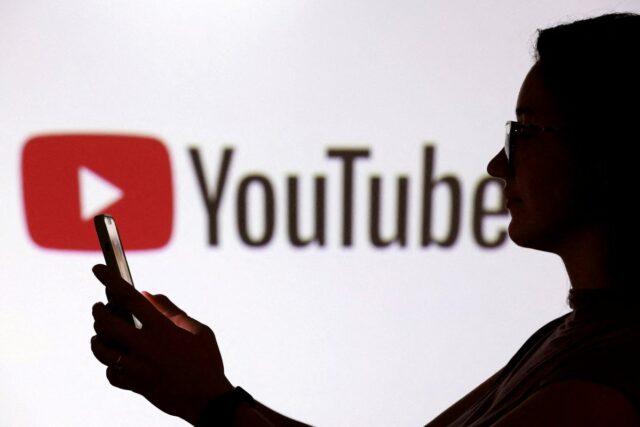 Milhares de usuários alegaram que o YouTube não estava funcionando totalmente na noite de terça-feira, com alguns relatos de problemas na página inicial do site (REUTERS)