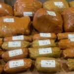 Invadida à noite no estacionamento do Hospital UKI Cawang, a polícia apreende quase 10 kg de maconha e prende três suspeitos