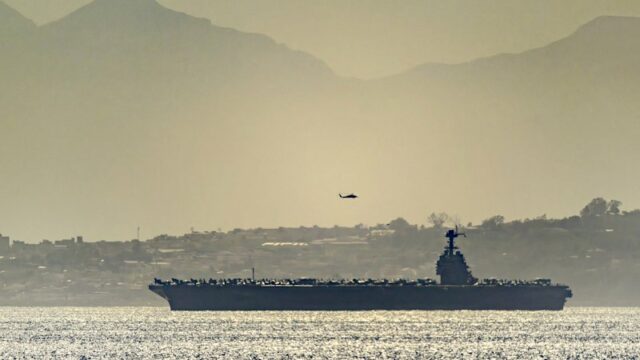 O porta-aviões norte-americano USS Gerald Ford atravessou o Estreito de Gibraltar há poucos dias, a caminho do Médio Oriente.