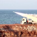 Irã dispara mísseis reais no Estreito de Ormuz enquanto enviados de Trump chegam para negociações nucleares