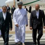 Nesta foto divulgada pelo Ministério das Relações Exteriores do Irã, o Ministro das Relações Exteriores do Irã, Abbas Araghchi, à esquerda, é recebido por um funcionário não identificado de Omã, no centro, ao chegar a Mascate, Omã, para negociações com o enviado dos EUA para o Oriente Médio, Steve Witkoff, enquanto o embaixador iraniano em Omã, Mousa Farhang, caminha à direita, 11 de maio de 2025.