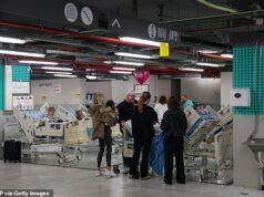 Irã lança mísseis contra Israel em contra-ataque depois de prometer uma ‘resposta esmagadora’ Pacientes são colocados em um estacionamento no Centro Médico Sourasky por segurança depois que sirenes soaram em Tel Aviv após ataques “preventivos” em Teerã esta manhã