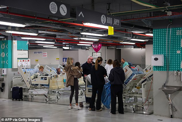 Irã lança mísseis contra Israel em contra-ataque depois de prometer Pacientes são colocados em um estacionamento no Centro Médico Sourasky por segurança depois que sirenes soaram em Tel Aviv após ataques “preventivos” em Teerã esta manhã