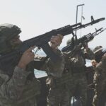 Irã reposiciona secretamente drones de ataque em meio a exercícios russos no Estreito de Ormuz, diz especialista