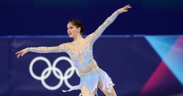 Isabeau Levito detalha as últimas horas na Vila Olímpica após Feature Olympics 2607 Us Weekly Cover Digital