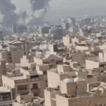 Fumaça sobe no horizonte após uma explosão em Teerã.