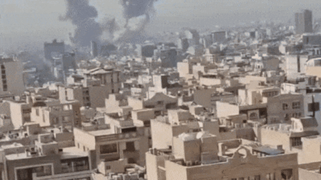 Israel ataca o Irã atualizações ao vivo: Explosões ouvidas em Fumaça sobe no horizonte após uma explosão em Teerã.