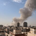 A fumaça sobe no horizonte após uma explosão em Teerã, Irã, sábado, 28 de fevereiro de 2026. (AP Photo)