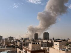 Israel diz que atacou o Irã e declara estado de emergência A fumaça sobe no horizonte após uma explosão em Teerã, Irã, sábado, 28 de fevereiro de 2026. (AP Photo)