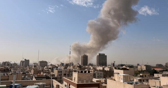 Israel diz que atacou o Irã e declara estado de A fumaça sobe no horizonte após uma explosão em Teerã, Irã, sábado, 28 de fevereiro de 2026. (AP Photo)
