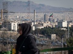 Israel diz ter lançado ataque preventivo contra o Irão Uma mulher passa pelo reator de pesquisa de Teerã em Teerã, Irã, em 26 de fevereiro de 2026.