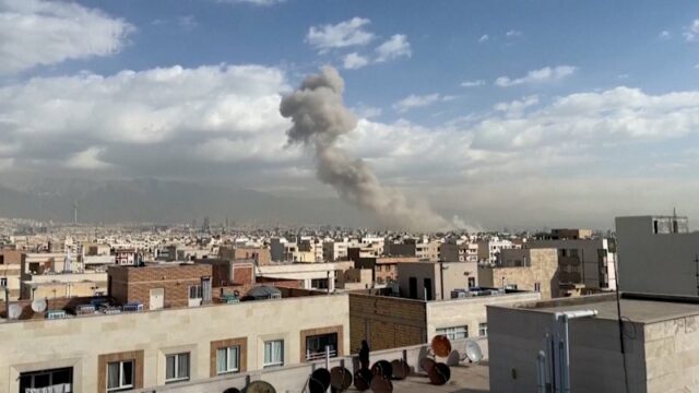 “Israel e EUA realizam ataques ao Irã”
