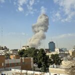 Uma imagem mostra fumaça saindo de um prédio após uma explosão em Teerã, no Irã, na manhã de sábado. O aparente ataque aconteceu perto dos escritórios do Líder Supremo, Aiatolá Ali Khamenei