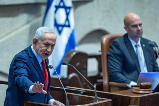 Israel usará força ‘inimaginável’ se o Irã atacar, alerta Netanyahu O primeiro-ministro Benjamin Netanyahu participa de um debate com 40 assinaturas no Knesset, em Jerusalém, em 23 de fevereiro de 2026 (crédito: YONATAN SINDEL/FLASH90)