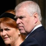 Sarah, Duquesa de York (centro), em foto de arquivo com suas filhas, Princesa Beatrice (à esquerda) e Princesa Eugenie.