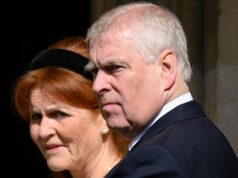 ‘Isso é catastrófico’: Fergie escondida em meio à prisão de choque de Andrew Sarah, Duquesa de York (centro), em foto de arquivo com suas filhas, Princesa Beatrice (à esquerda) e Princesa Eugenie.