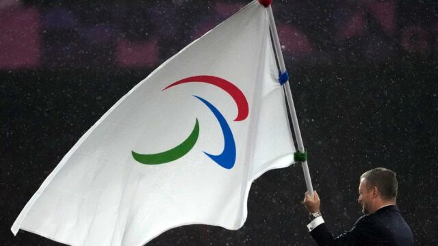 Itália insta o IPC a rever a decisão que permite à Rússia e à Bielorrússia usarem bandeiras e hinos
