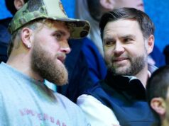 JD Vance e Jake Paul conversam durante a esmagadora vitória do hóquei feminino dos EUA sobre a Finlândia JD Vance e Jake Paul conversam durante a esmagadora vitória do hóquei feminino dos EUA sobre a Finlândia