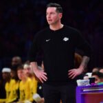 O técnico do Los Angeles Lakers, JJ Redick, ausente durante um jogo.