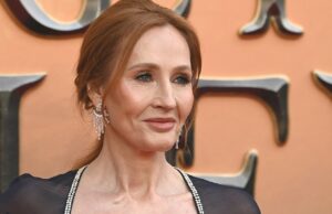 JK Rowling nega ter convidado Jeffrey Epstein para a estreia de ‘Harry Potter & The Cursed Child’ na Broadway, DOJ Docs mostra que ele foi rejeitado na porta JK Rowling nega ter convidado Jeffrey Epstein para a estreia de 'Harry Potter & The Cursed Child' na Broadway, DOJ Docs mostra que ele foi rejeitado na porta