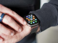 Já experimentei muitos smartwatches Android, mas o Apple Watch é o único do qual não me canso Casio G-Shock Move DW-H5600 mostrado no pulso contra um fundo de neve