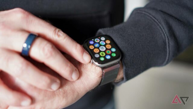 Já experimentei muitos smartwatches Android, mas o Apple Watch é Casio G-Shock Move DW-H5600 mostrado no pulso contra um fundo de neve