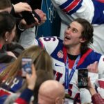 Jack Hughes perdeu os dentes devido a um golpe alto antes de seu gol olímpico de ouro