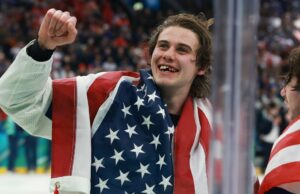 Jack Hughes prega patriotismo depois de marcar o gol da medalha de ouro sem dentes GettyImages-2262970470 Jack Hughes Vencedor 2026