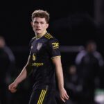 Jacob Devaney, emprestado pelo Man Utd, desempenha um papel fundamental na vitória de estreia sobre o Hearts, que busca o título