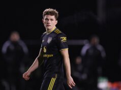 Jacob Devaney, emprestado pelo Man Utd, desempenha um papel fundamental na vitória de estreia sobre o Hearts, que busca o título Jacob Devaney, emprestado pelo Man Utd, desempenha um papel fundamental na vitória de estreia sobre o Hearts, que busca o título