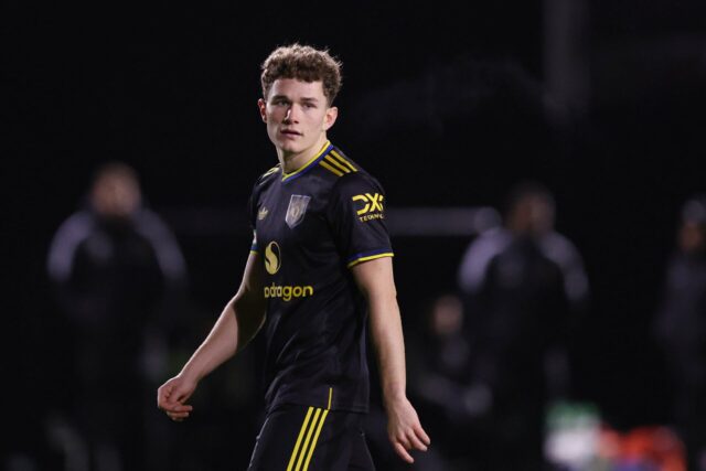 Jacob Devaney, emprestado pelo Man Utd, desempenha um papel fundamental na vitória de estreia sobre o Hearts, que busca o título
