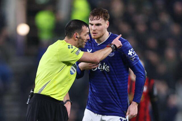 Jake O'Brien perderá o confronto do Man Utd enquanto David Moyes é forçado a remodelar a defesa do Everton
