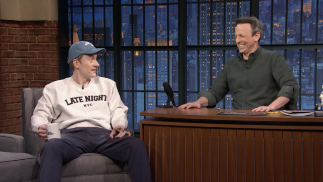 James Acaster conversando com Seth Meyers é uma entrevista completamente louca
