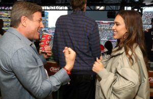 Jaqueta bomber de US $ 1.346 de Jessica Alba – encontramos um visual de US $ 34 LOS ANGELES, CALIFÓRNIA - 17 DE NOVEMBRO: Jessica Alba participa da Elle Women in Hollywood 2025 no Four Seasons Hotel Los Angeles em Beverly Hills em 17 de novembro de 2025 em Los Angeles, Califórnia. (Foto de Rodin Eckenroth/FilmMagic)